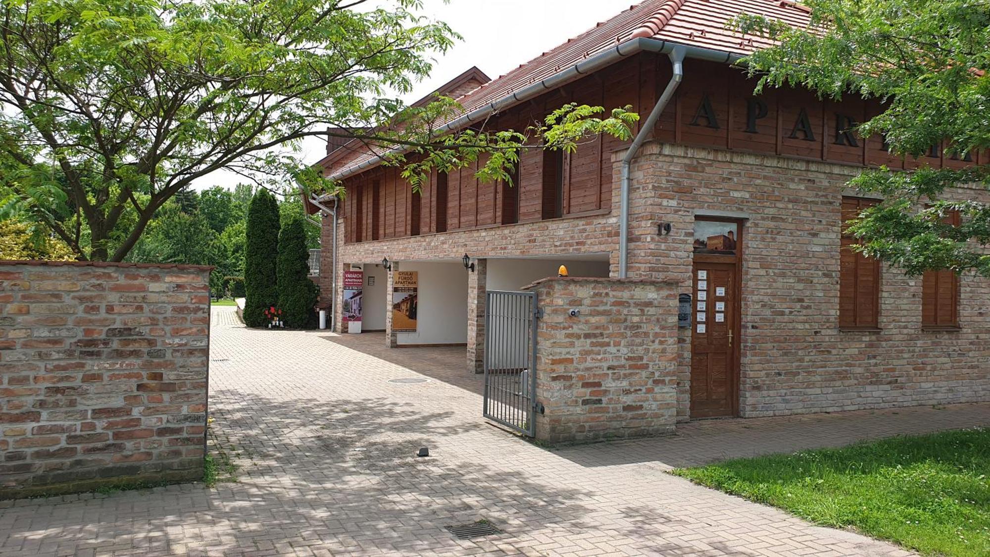 Gyulai Fuerdoe Apartman Екстериор снимка
