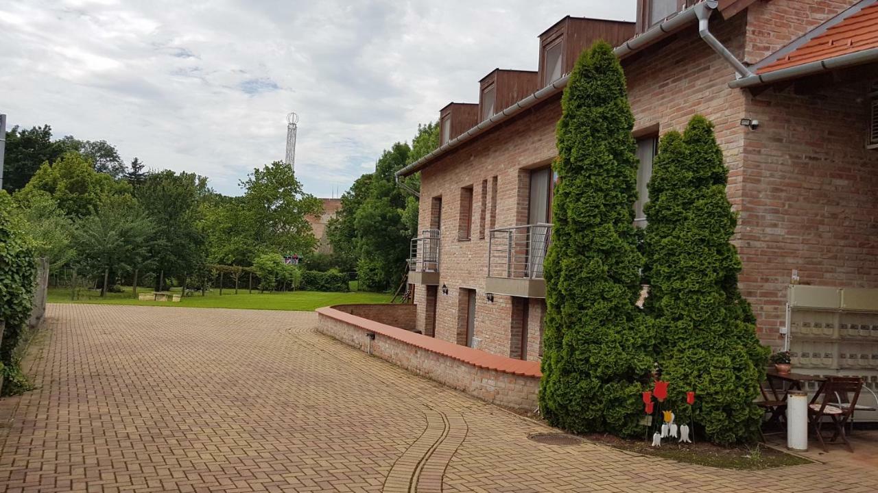 Gyulai Fuerdoe Apartman Екстериор снимка